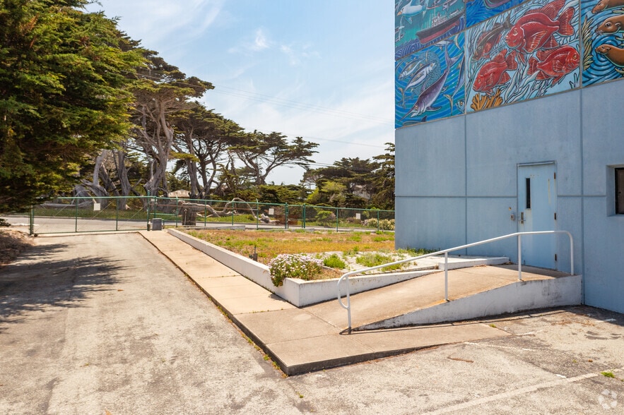 More Photos Of 1352 Lighthouse Ave, Pacific Grove Office For Lease