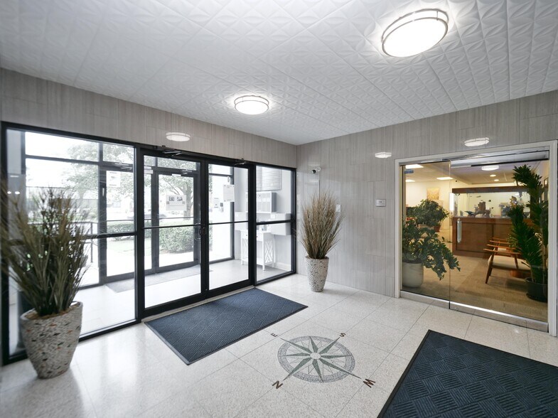 More Photos Of 7300 N Cicero Ave, Lincolnwood Loft Creative Space For Sale