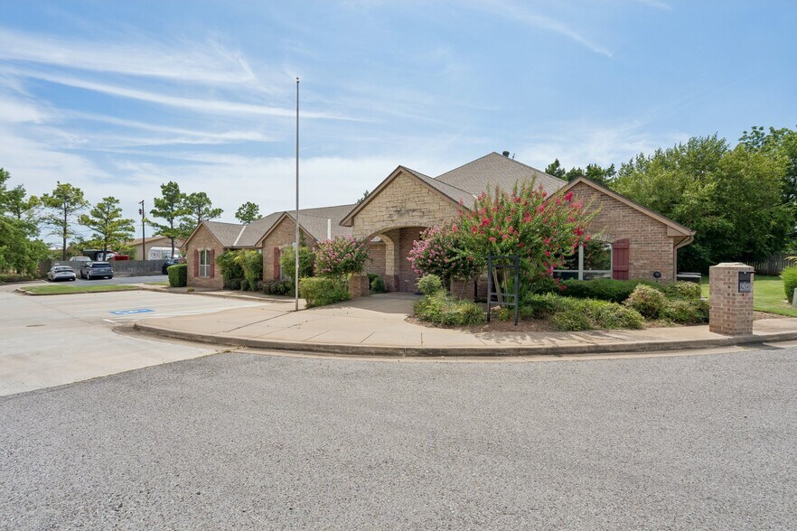More Photos Of 2933 S Bryant Ave, Edmond Office For Sale
