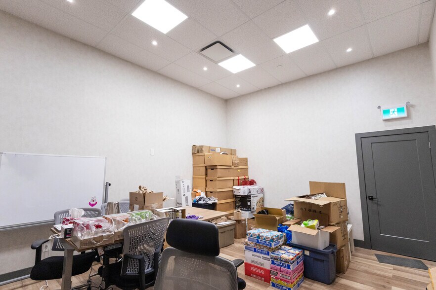 More Photos Of 3871 N Fraser Way, Burnaby Showroom For Sale