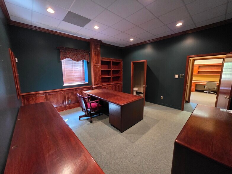More Photos Of 16501 S Crater Rd, Petersburg Flex For Lease