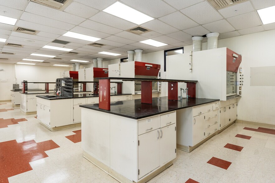 More Photos Of 240 Salem St, Woburn Research And Development For Lease