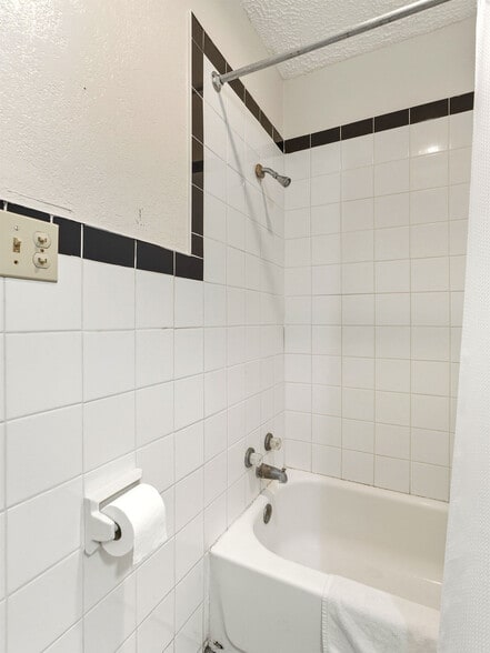 More Photos Of 1900 N Broadway Ave, Ada Hotel For Sale