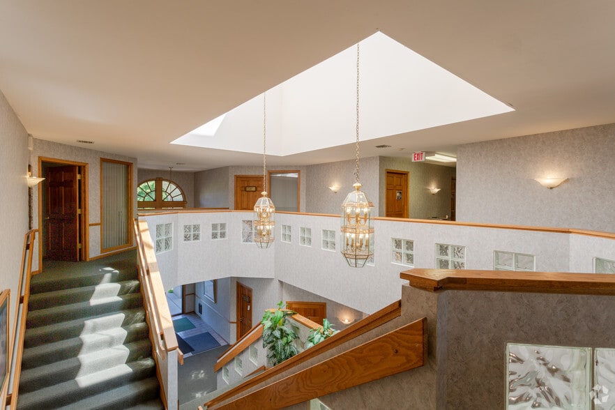 More Photos Of 1001 W Glen Oaks Ln, Mequon Office For Lease