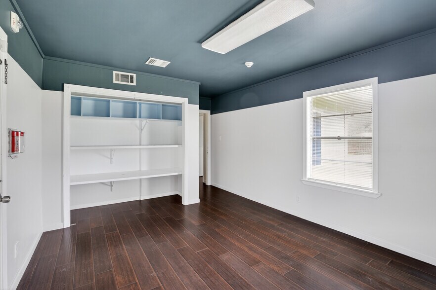 More Photos Of 5109 E 5th St, Katy Storefront Retail Office For Lease