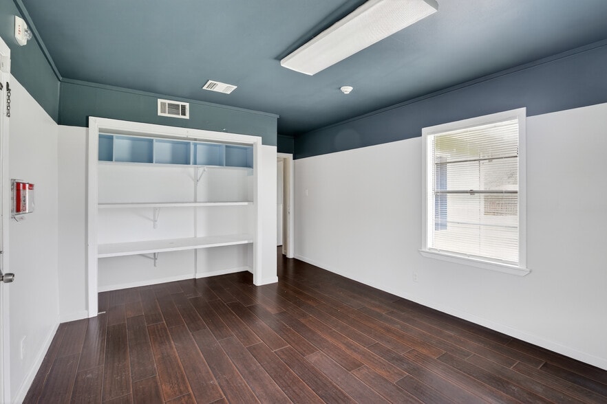 More Photos Of 5109 E 5th St, Katy Storefront Retail Office For Sale