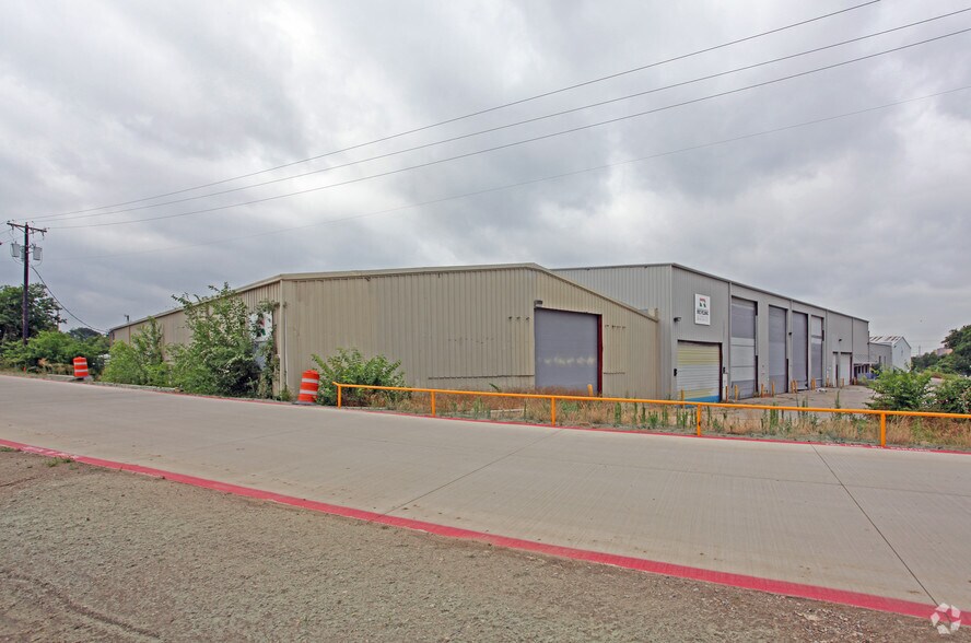 Primary Photo Of 9233 Denton Dr, Dallas Warehouse For Lease