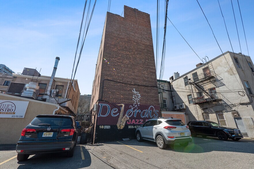 More Photos Of 18 Green St, Newark Storefront Retail Office For Lease