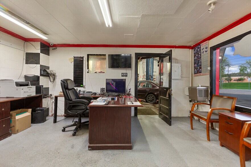 More Photos Of 833 W 7th St, New Albany Auto Repair For Sale
