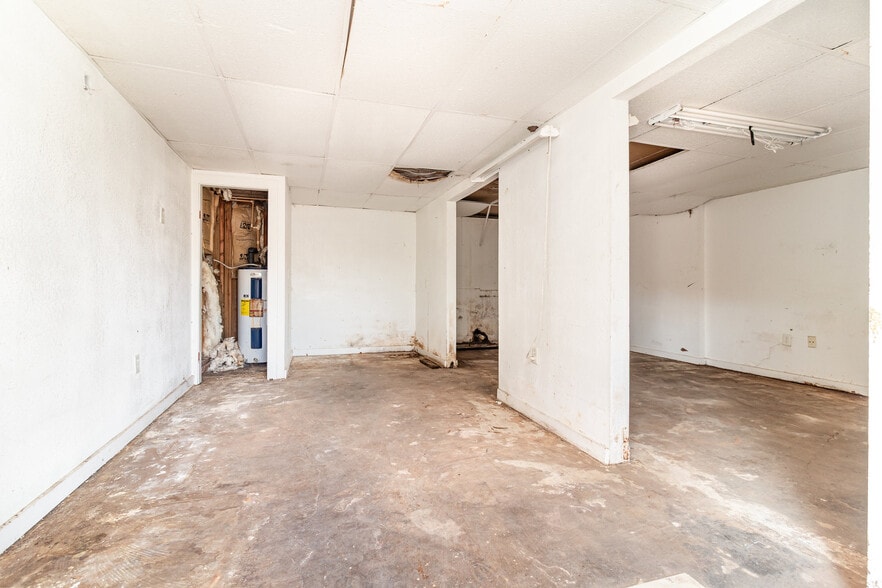 More Photos Of 2516 S Sanford Ave, Sanford Convenience Store For Sale