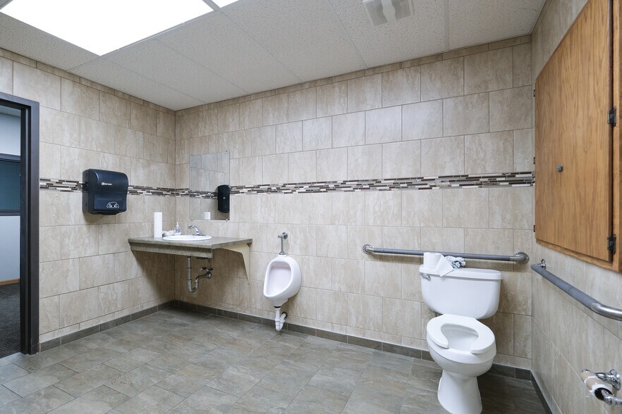 More Photos Of 915 S Front St, Mankato Office For Sale