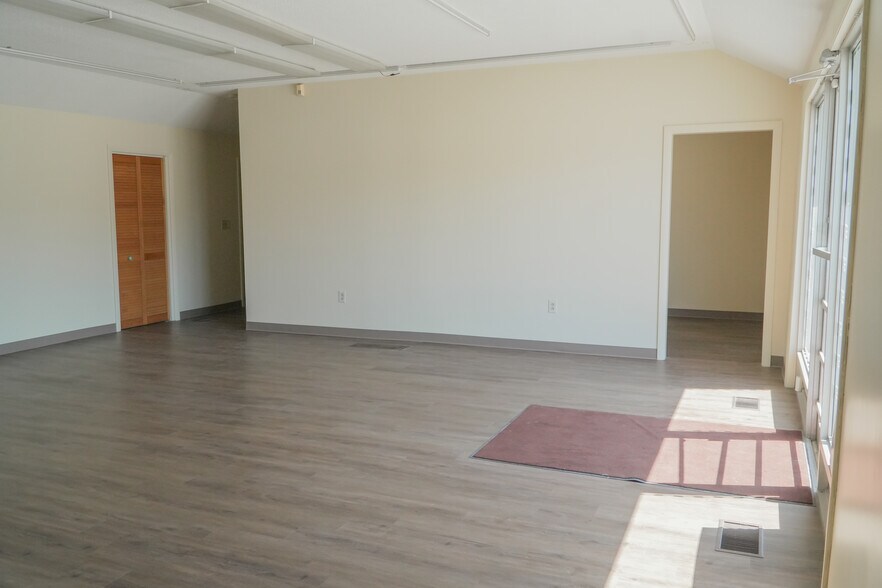 More Photos Of 124 E Main Rd, Middletown General Retail For Lease