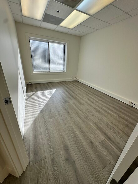 More Photos Of 1901 Raymond Dr, Northbrook Medical For Lease