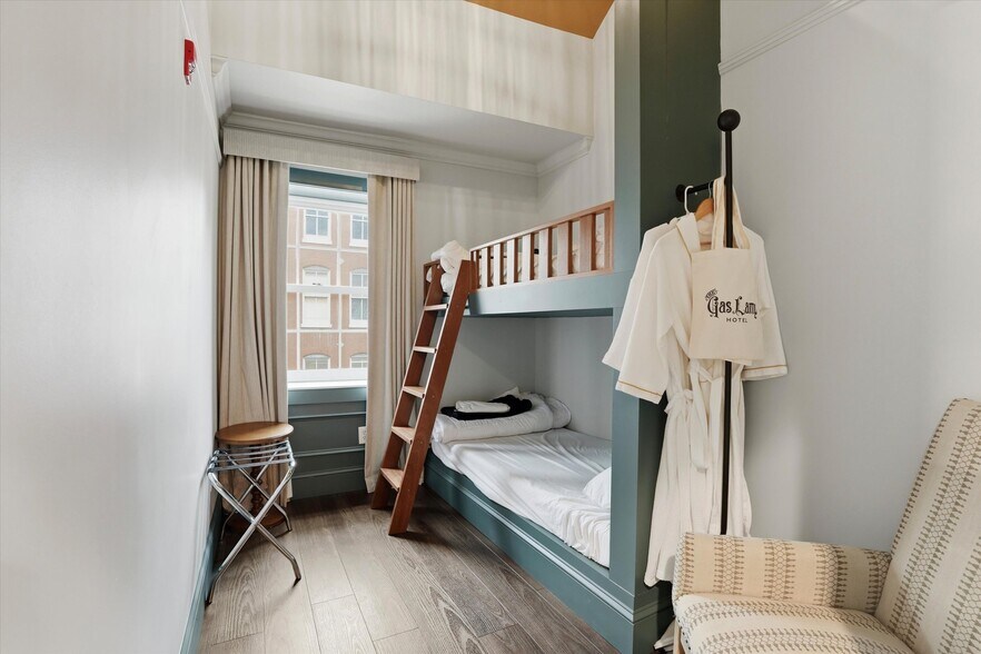 More Photos Of 140 N 2nd St, Philadelphia Hotel For Sale
