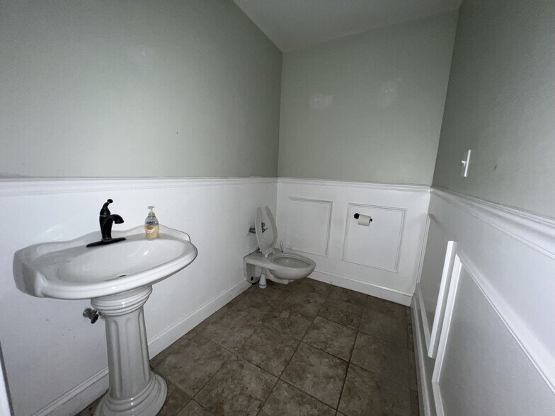 More Photos Of 410 Walnut St, New Richmond Office For Sale