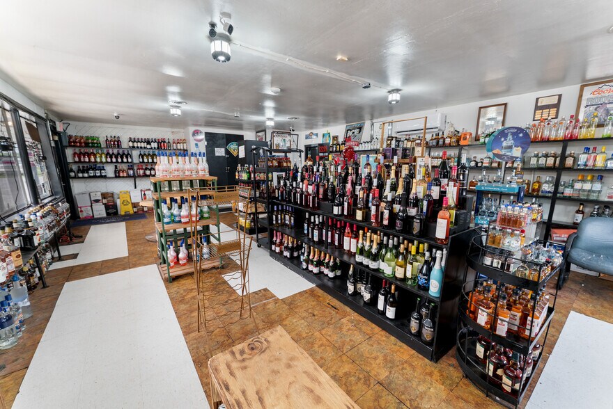 More Photos Of 512 S US Highway 301, Jesup Storefront For Sale