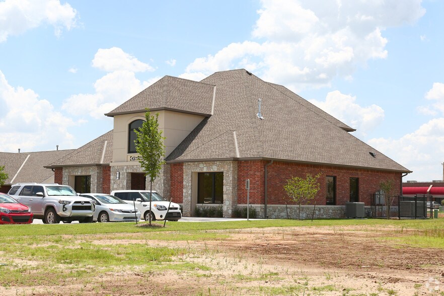 Primary Photo Of 920 Wall St, Norman Unknown For Lease