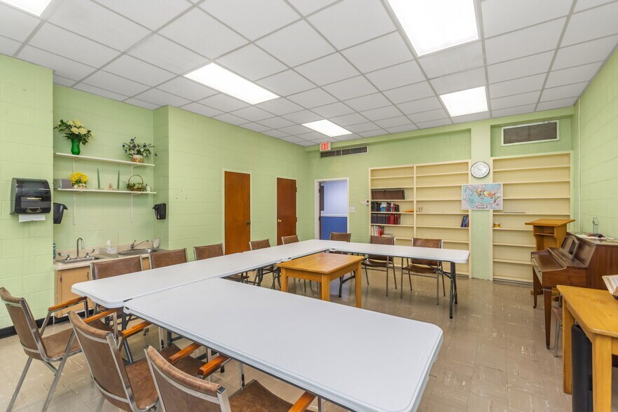 More Photos Of 411 Turner St, Clearwater Religious Facility For Lease