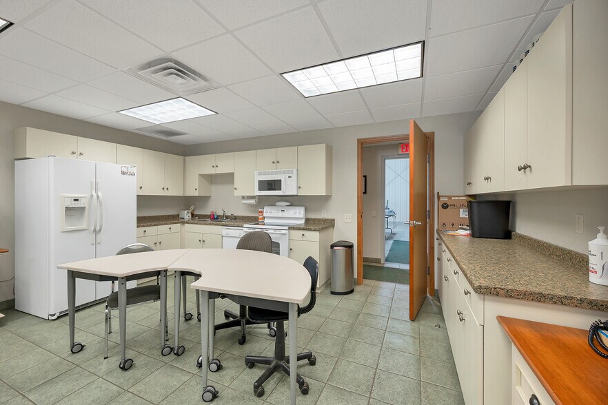 More Photos Of 1725 Suburban Dr, De Pere Manufacturing For Sale
