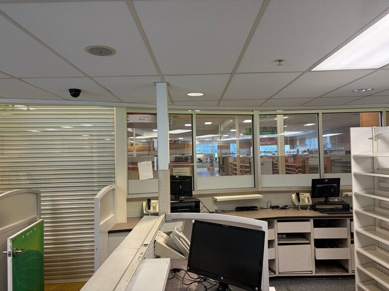 More Photos Of 52 Rockingham Rd, Derry Drugstore For Lease