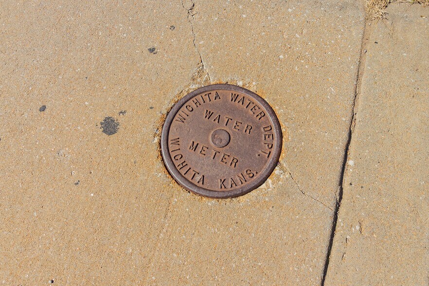 More Photos Of 1627 S Hillside St, Wichita Freestanding For Sale