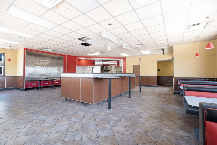 More Photos Of 101 W Lind St, Mankato Fast Food For Lease