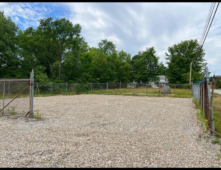 More Photos Of 9540 Tallmadge Rd., Diamond Land For Lease