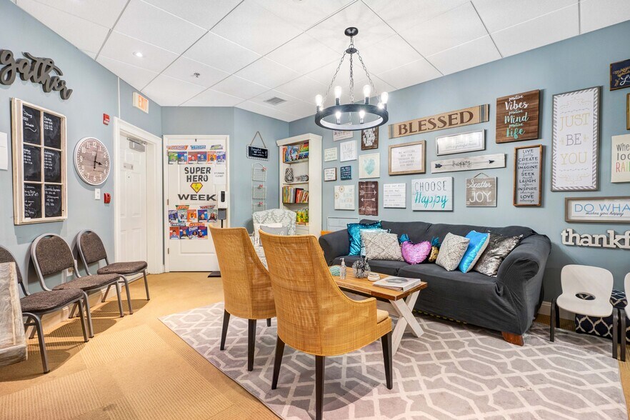 More Photos Of 260 Lookout Pl, Maitland Medical For Sale