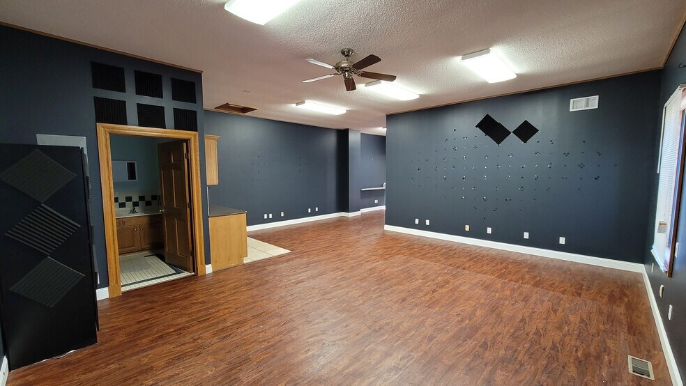 More Photos Of 130-136 Cherry Hill Dr, Belton Office Residential For Lease