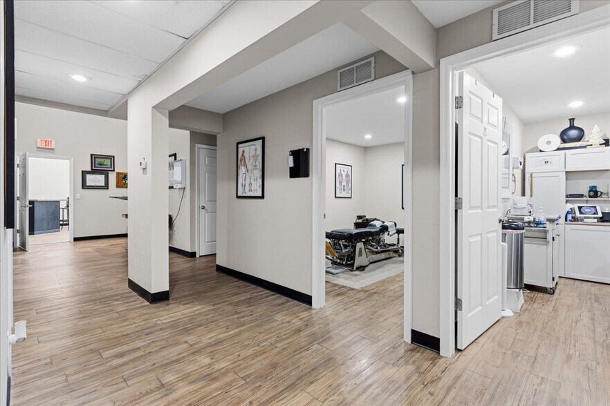 More Photos Of 15043 Main St, Alachua Showroom For Sale
