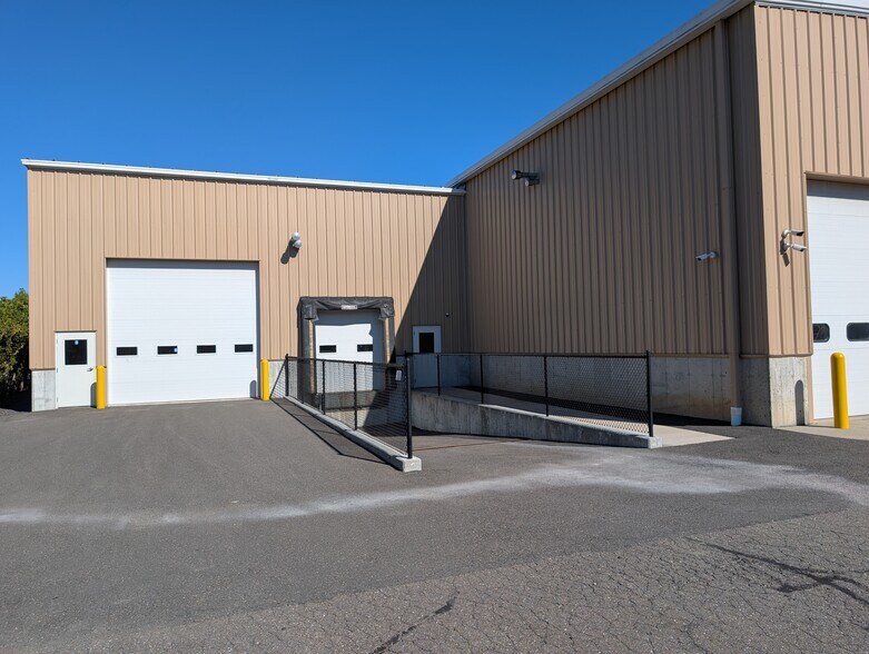 More Photos Of 155 New Haven Ave, Derby Showroom For Lease