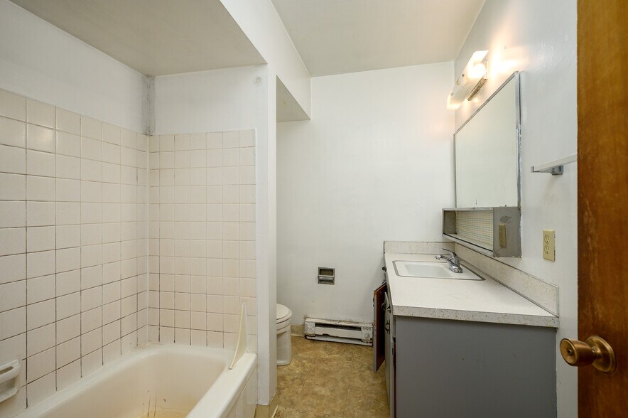 More Photos Of 229 E Monroe St, Carlton Apartments For Sale