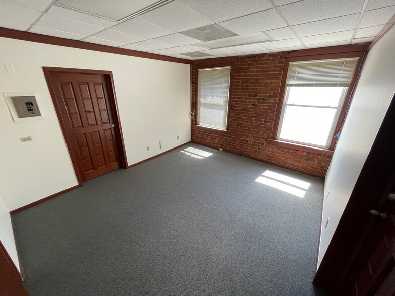 More Photos Of 4048-4056 Broadway Blvd, Kansas City Storefront Retail Office For Lease