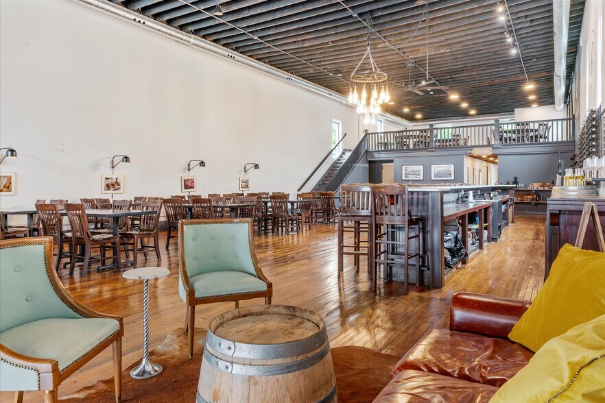 More Photos Of 415 S Thompson Ave, Excelsior Springs Bar For Sale