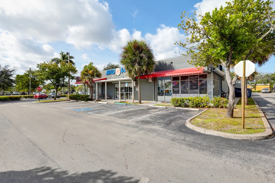 Primary Photo Of 7035 Taft St, Hollywood Freestanding For Sale