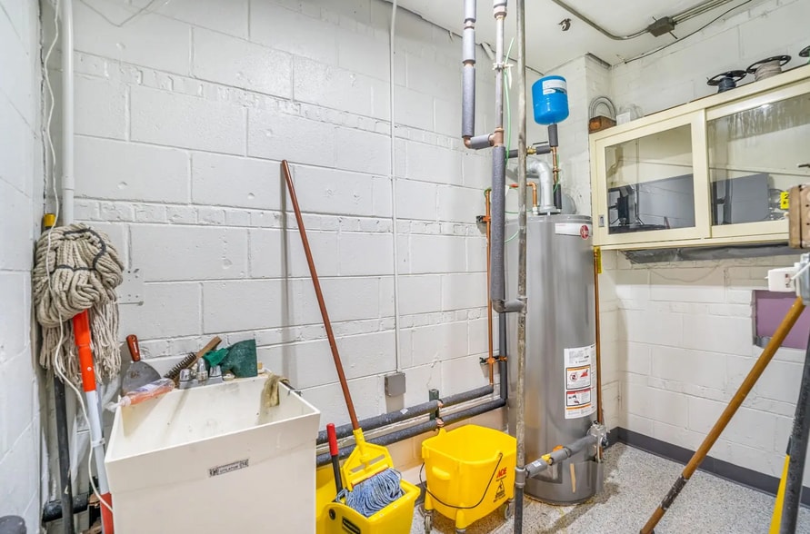 More Photos Of 837 Mannheim Rd, Bellwood Showroom For Sale