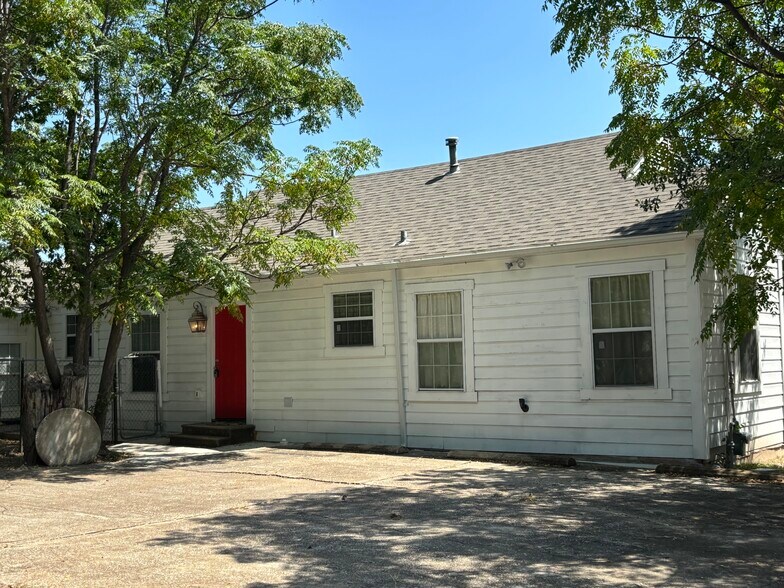 More Photos Of 400 Oak St, Bryan Office Residential For Lease