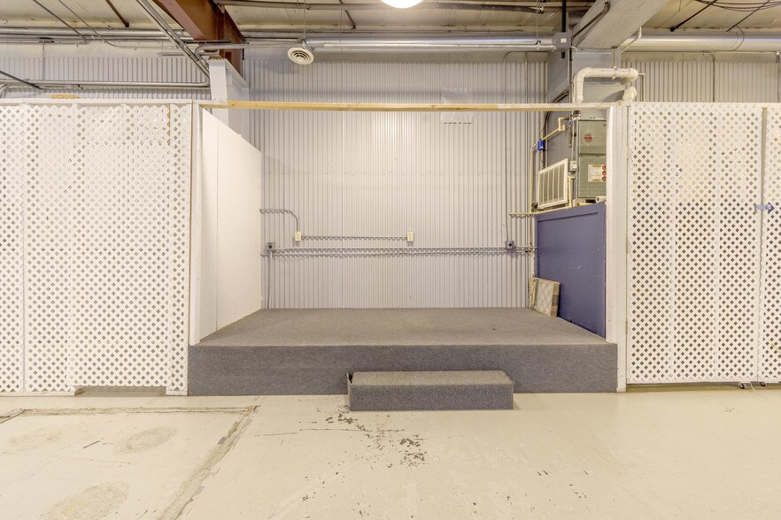 More Photos Of 6886 Wishart St, Huntsville Light Distribution For Lease