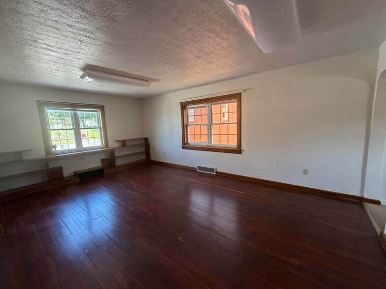 More Photos Of 120 N Market St, Ligonier Township Storefront Retail Office For Sale