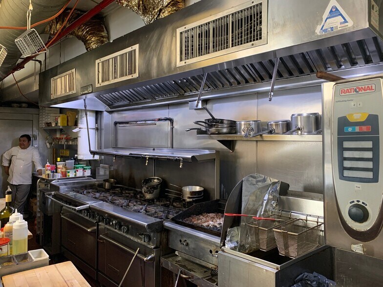 More Photos Of 860 Fulton St, Brooklyn General Retail For Lease