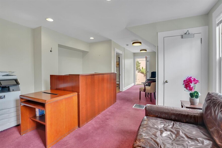 More Photos Of 36 School St, Glastonbury Office For Sale