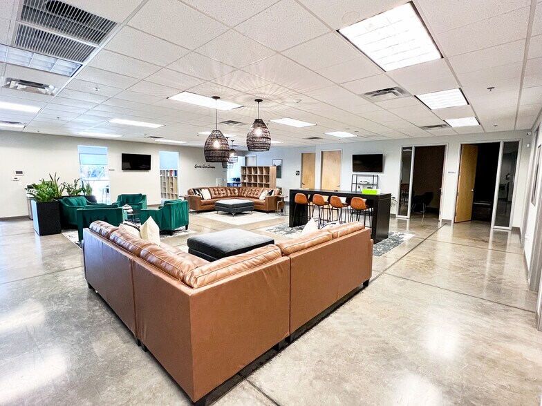 More Photos Of 2045 S Vineyard, Mesa Medical For Lease