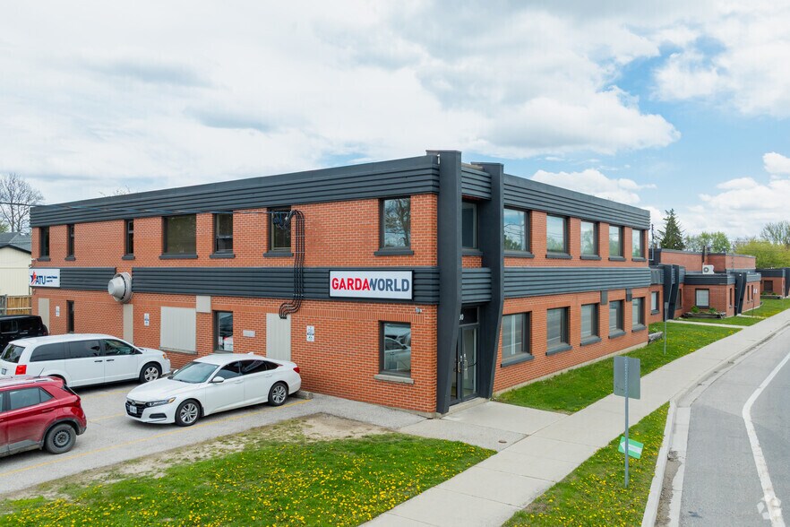 More Photos Of 340-390 Saskatoon St, London Showroom For Lease