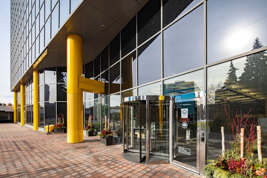 More Photos Of 12 Concorde Pl, Toronto Office For Lease