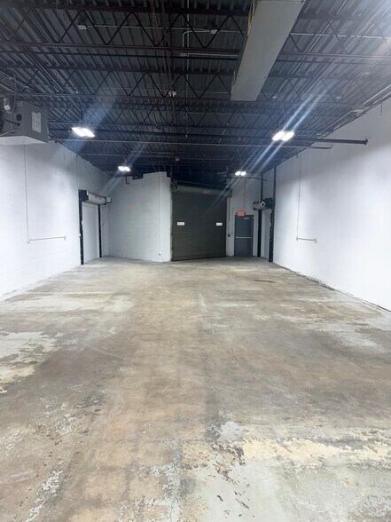More Photos Of 2095-2119 Stonington Ave, Hoffman Estates Warehouse For Lease