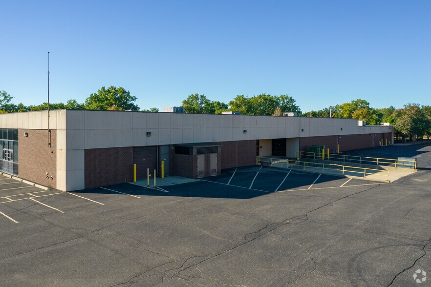 More Photos Of 15000 N Commerce Dr, Dearborn Warehouse For Lease