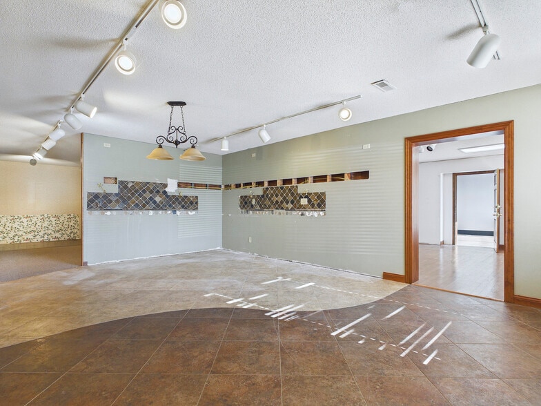 More Photos Of 201 W High St, Edwardsville Showroom For Sale