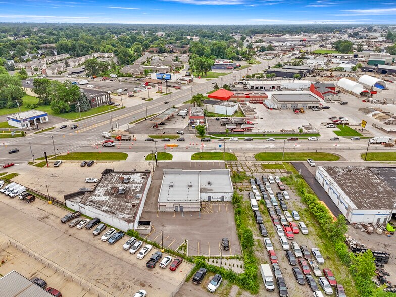 More Photos Of 16775-16777 E 13 Mile Rd, Fraser Unknown For Lease