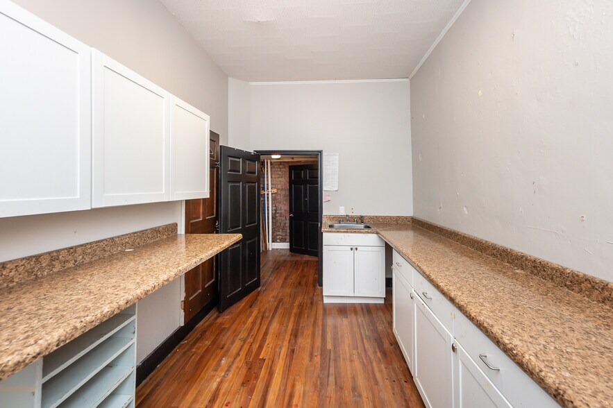 More Photos Of 108 E Public Sq, Laurens Storefront Retail Residential For Sale