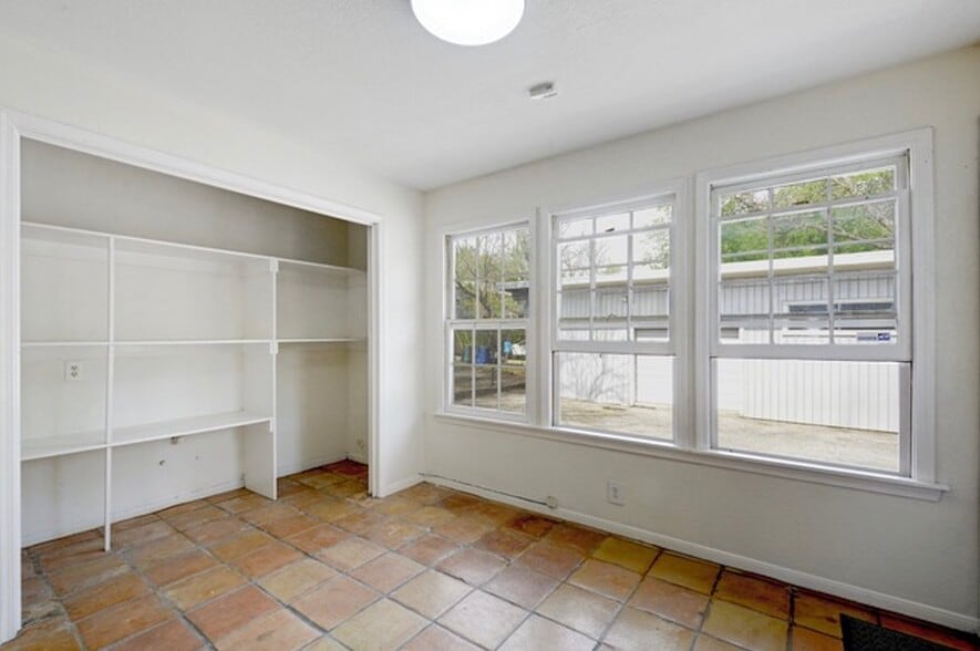 More Photos Of 2120 Oxford Ave, Austin Office For Lease